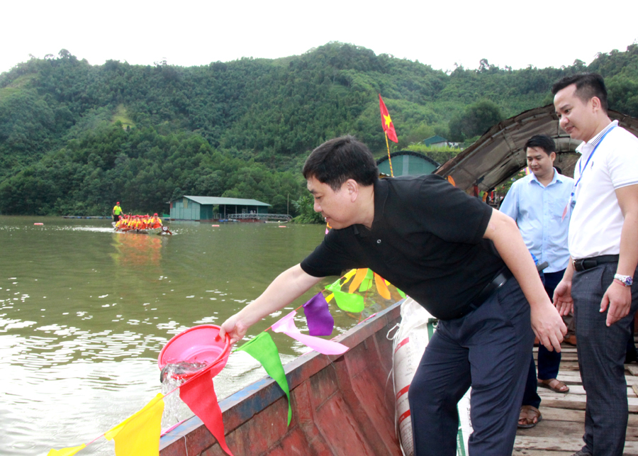 Phó Bí thư Tỉnh uỷ Nguyễn Mạnh Dũng thả cá trên lòng hồ Thủy điện Sông Chừng.
