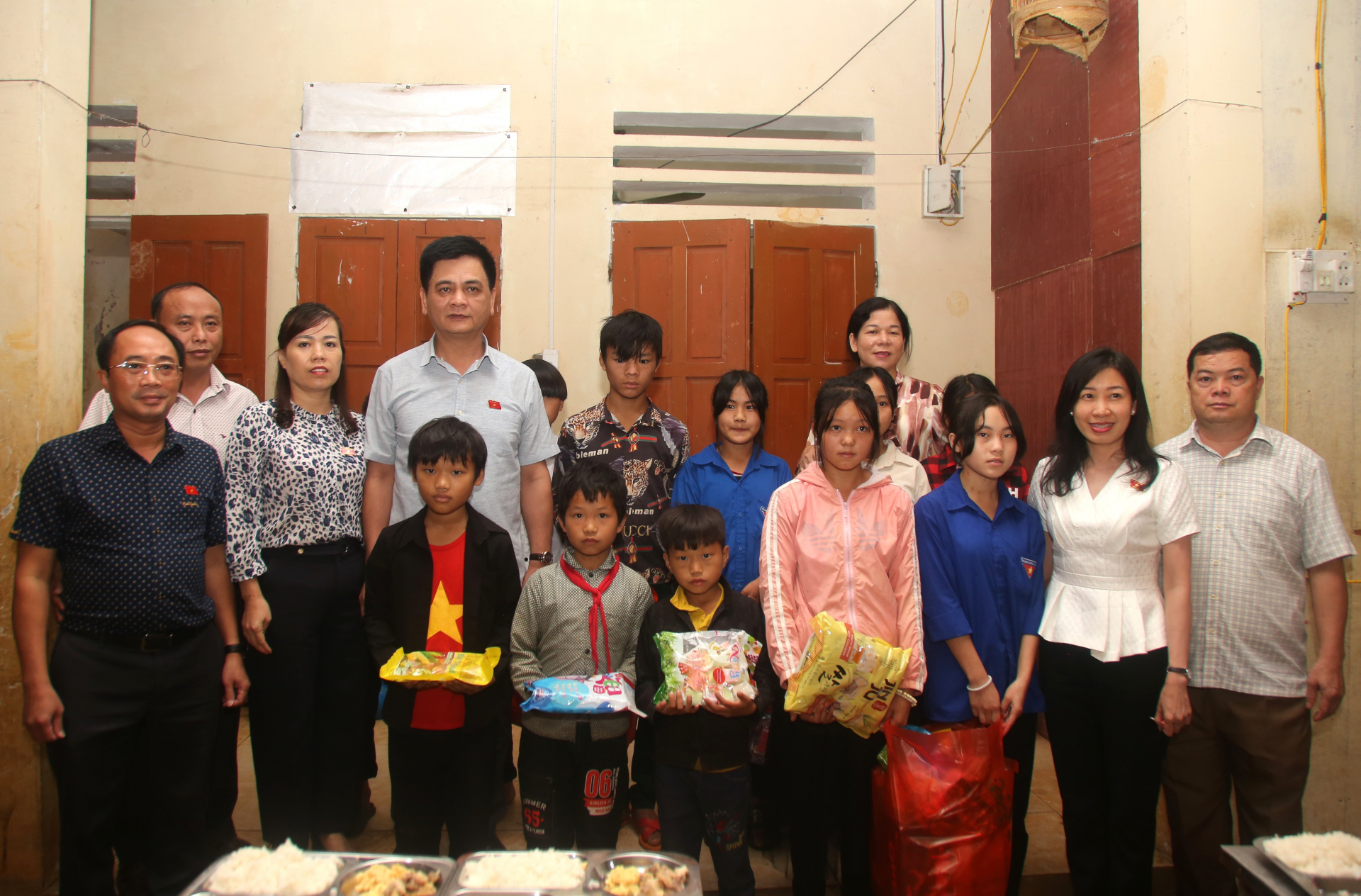Đoàn công tác tặng quà cho học sinh trường PTDT Bán trú THCS Thắng Mố.
