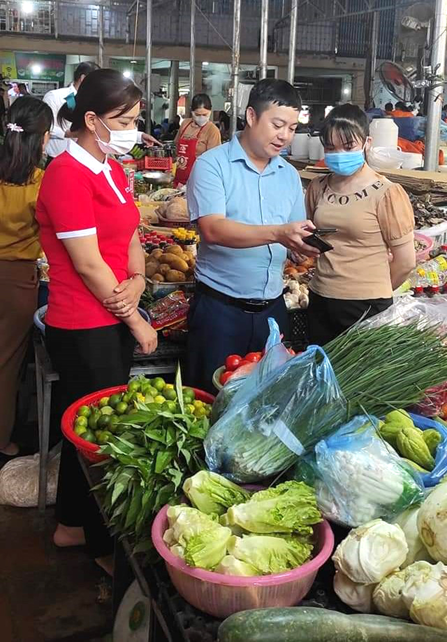 Tổ chuyển đổi số cộng đồng tổ dân phố 1, thị trấn Cốc Pài hướng dẫn hộ kinh doanh sử dụng dịch vụ thanh toán không dùng tiền mặt.
