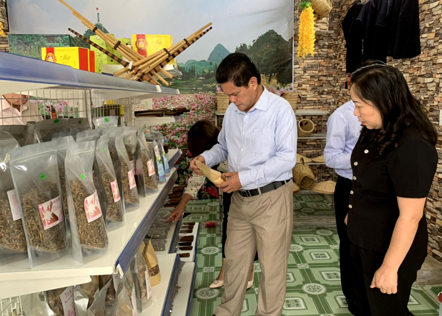 Đồng chí Vàng Seo Cón cùng đoàn công tác kiểm tra các sản phẩm tại gian trưng bày sản phẩm OCOP của huyện Mèo Vạc.    