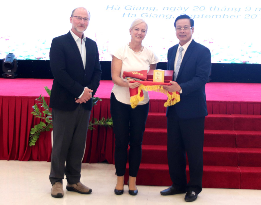 Chủ tịch UBND tỉnh Nguyễn Văn Sơn tặng những món quà đặc trưng của Hà Giang cho các giáo sư, nhà khoa học.
