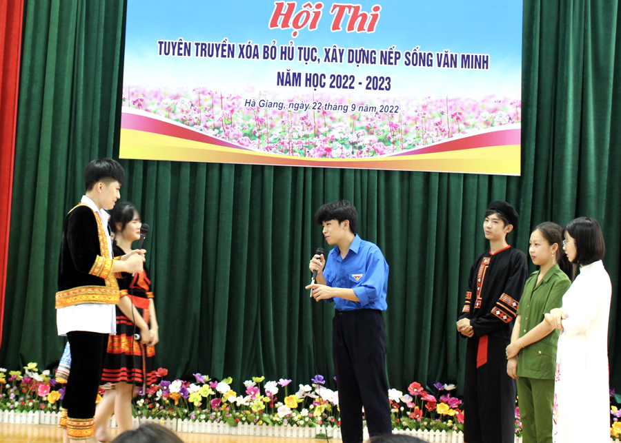 Phần thi tiểu phẩm của đội thi đến từ khối lớp 10, trường THPT Chuyên, thành phố Hà Giang
