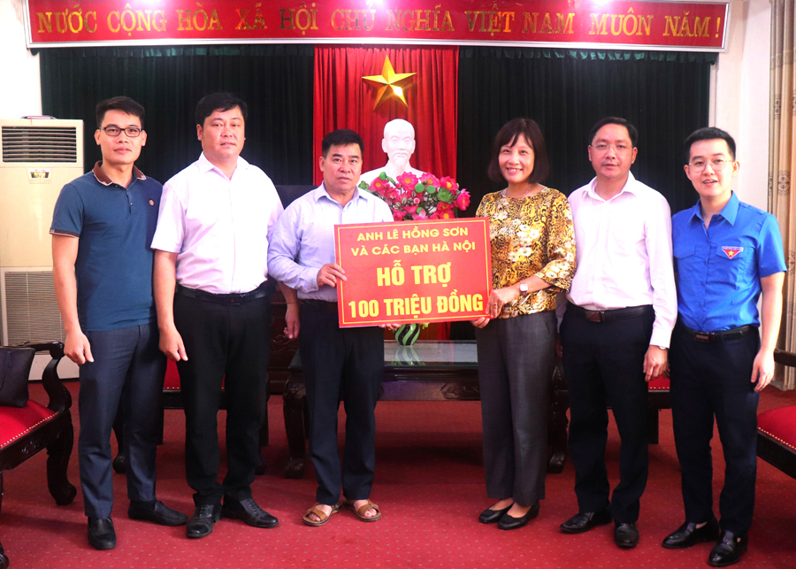 Văn phòng UBND tỉnh trao tiền ủng hộ cho đại diện Ủy ban MTTQ huyện Quang Bình.

