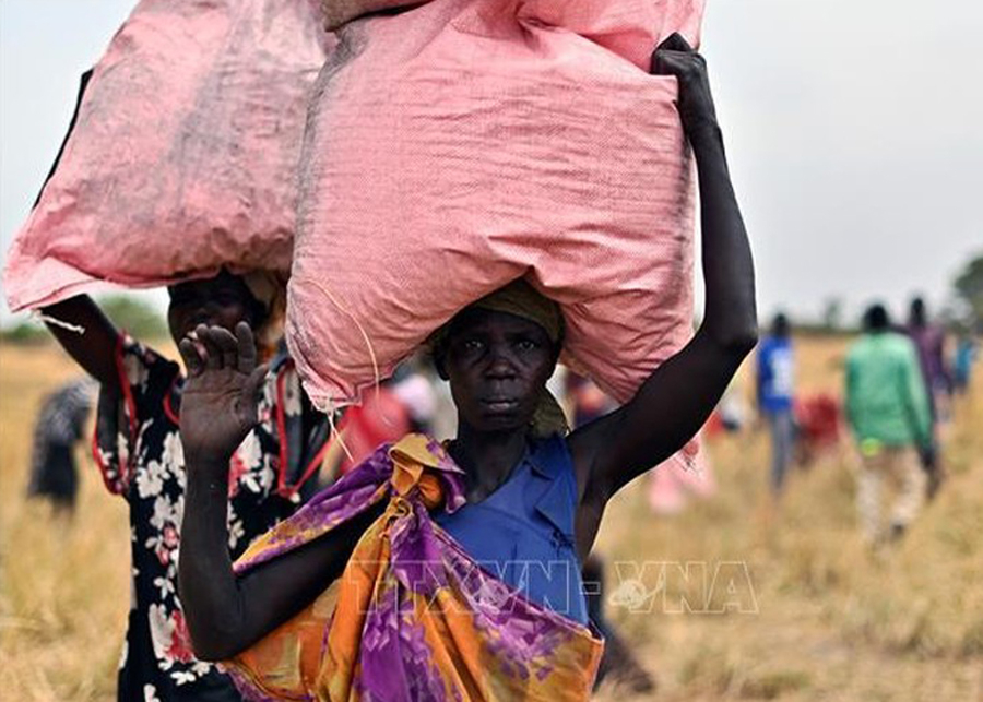 Người dân nhận lương thực cứu trợ tại Ayod, Nam Sudan ngày 6/2/2020.