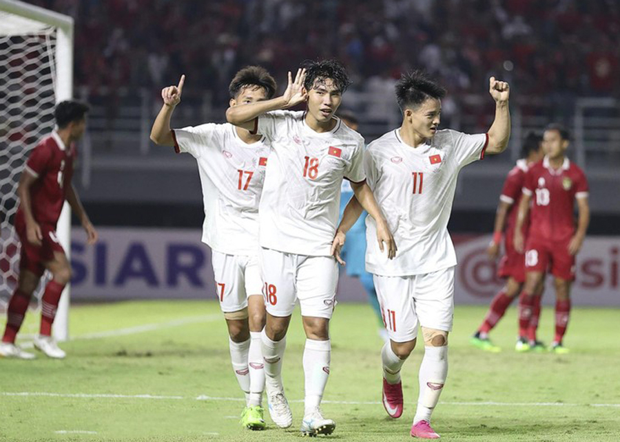 Các cầu thủ U20 Việt Nam ăn mừng bàn thắng trước U20 Indonesia
