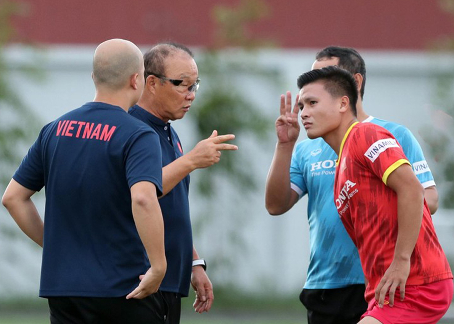 Tiền vệ Nguyễn Quang Hải nghe chỉ đạo từ huấn luyện viên Park Hang-seo.