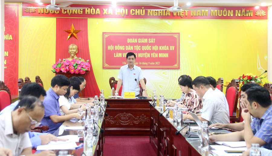Đoàn giám sát của Hội đồng Dân tộc, Quốc hội khóa XV làm việc với lãnh đạo huyện Yên Minh.
