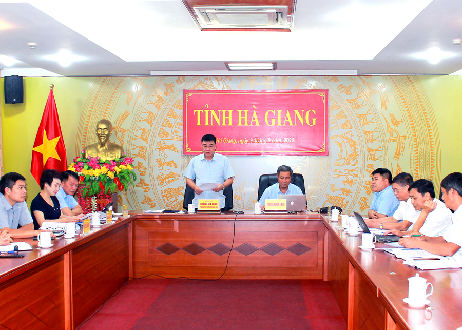 Phó Chủ tịch Thường trực UBND tỉnh Hoàng Gia Long tham luận tại hội nghị
