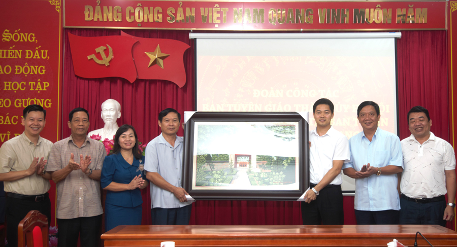 Ban Tuyên giáo Thành ủy Hà Nội tặng bức tranh lưu niệm cho Ban Tuyên giáo Tỉnh ủy Hà Giang.
