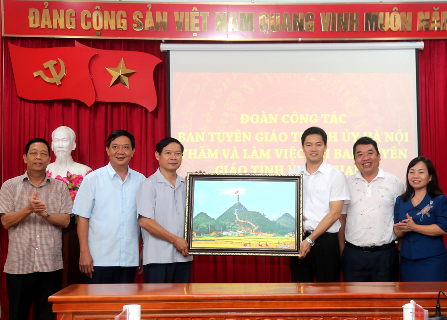 Ban Tuyên giáo Tỉnh ủy Hà Giang tặng bức tranh về Cột cờ quốc gia Lũng Cú cho đoàn công tác Ban Tuyên giáo Thành ủy Hà Nội.
