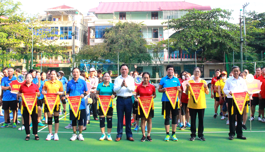 Lãnh đạo thành phố Hà Giang trao cờ lưu niệm cho các đội tham gia giải
