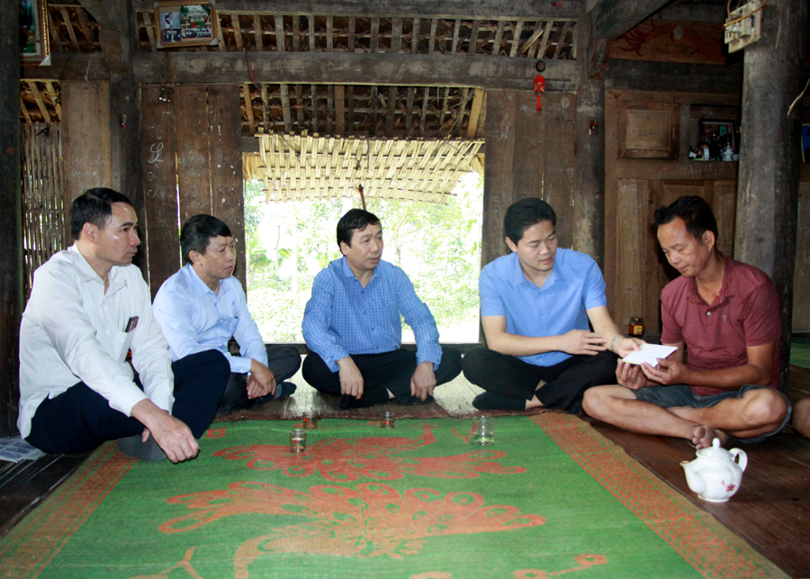 Trưởng Ban Tuyên giáo Tỉnh ủy Vũ Mạnh Hà đến thăm, động viên, hỗ trợ cho gia đình nạn nhân Trương Thị Miền, xã Tân Bắc (Quang Bình) bị mất tích do lật thuyền.
