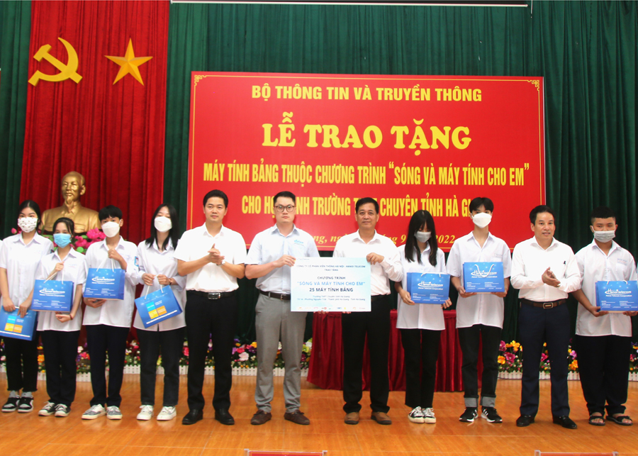Trưởng Ban Tuyên giáo Tỉnh ủy Vũ Mạnh Hà, lãnh đạo sở GD&ĐT và đơn vị tài trợ trao 25 máy tính bảng cho học sinh có hoàn cảnh khó khăn tại Trường THPT Chuyên tỉnh.

