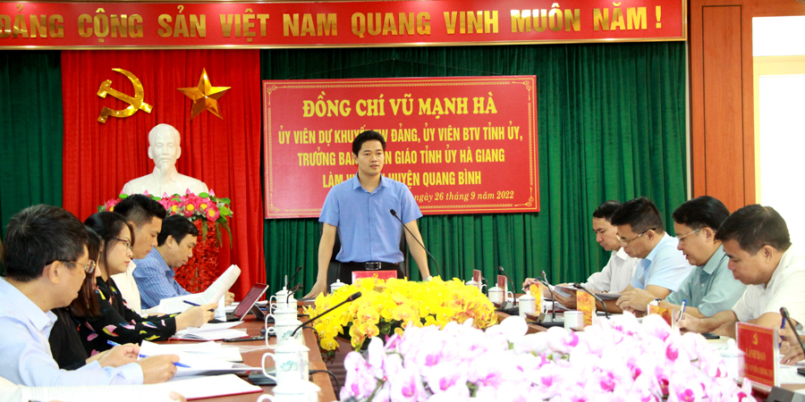 Trưởng Ban Tuyên giáo Tỉnh ủy Vũ Mạnh Hà phát biểu tại buổi làm việc.
