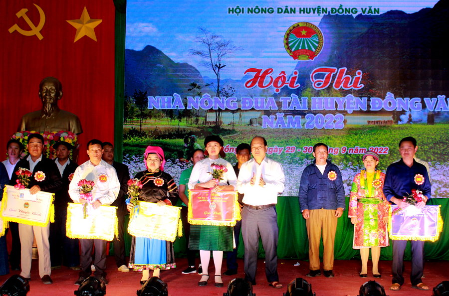 Đồng chí Hoàng Văn Thịnh, Bí thư Huyện ủy, Chủ tịch UBND huyện trao giải Nhất cho đội thi đến từ xã Sủng Là
