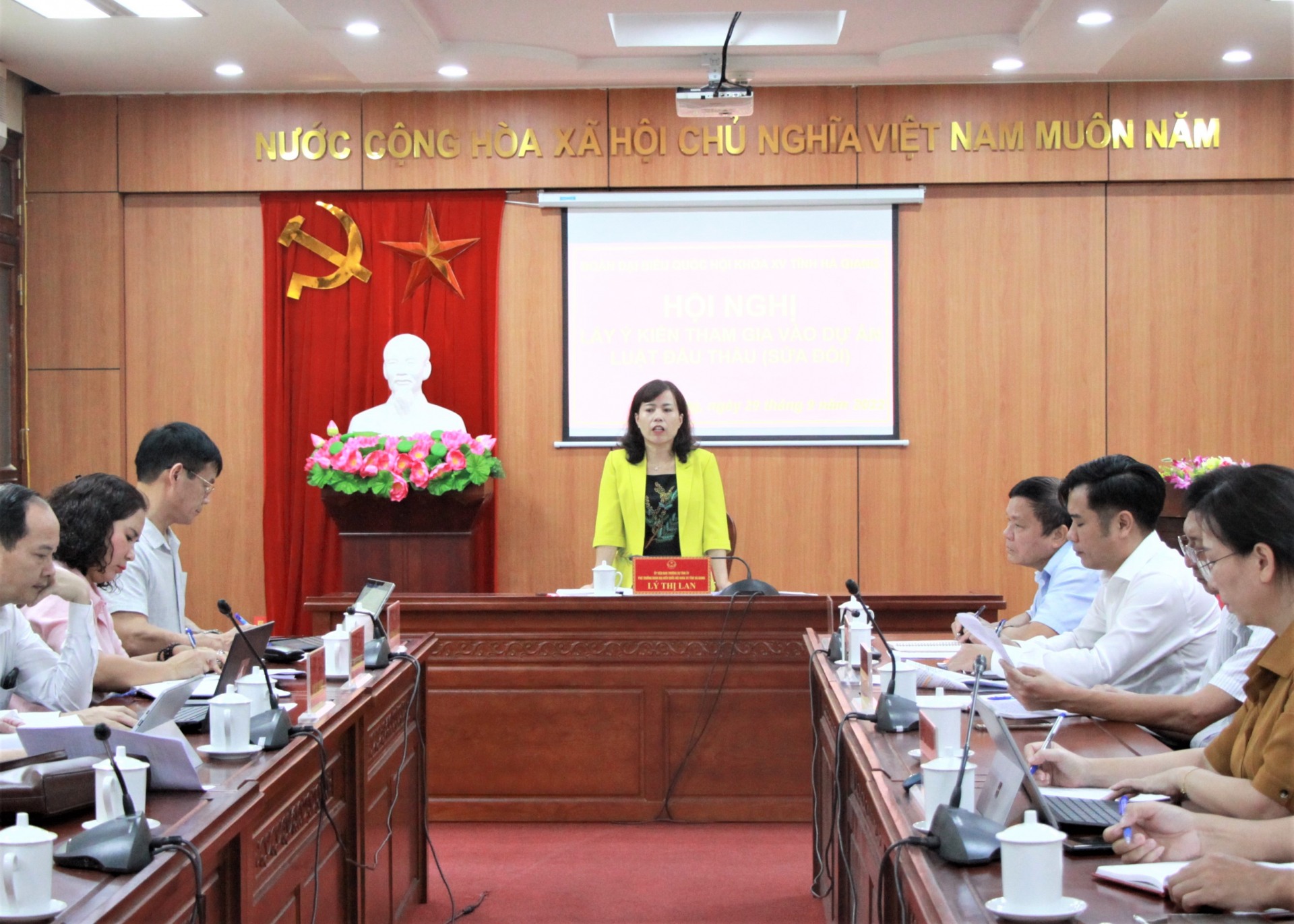 Phó Trưởng đoàn Chuyên trách Đoàn ĐBQH khóa XV tỉnh Hà Giang Lý Thị Lan phát biểu tại buổi làm việc.