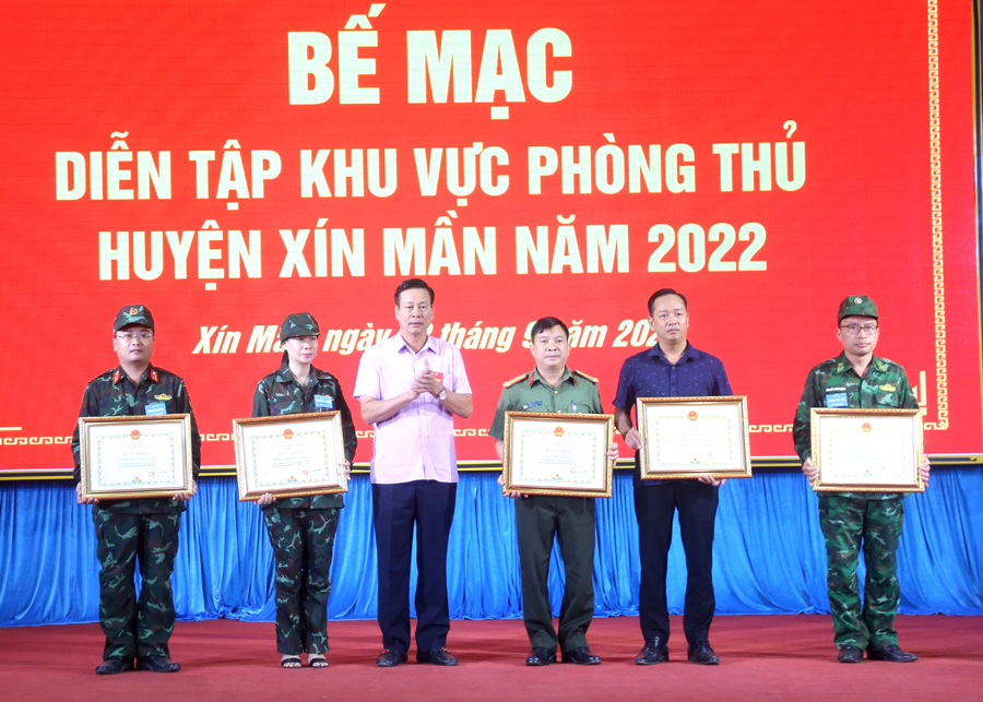 Chủ tịch UBND tỉnh Nguyễn Văn Sơn tặng Bằng khen cho tập thể có thành tích xuất sắc trong cuộc diễn tập.
