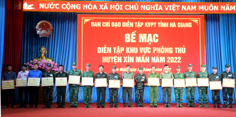Lãnh đạo huyện Xín Mần tặng giấy khen cho cá nhân có thành tích xuất sắc trong diễn tập.

