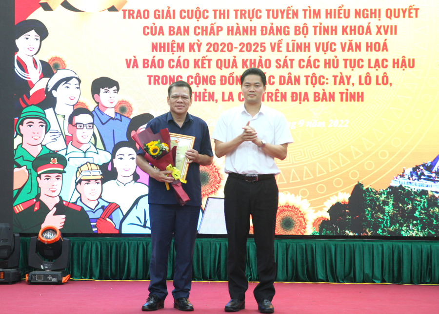 Trưởng Ban Tuyên giáo Vũ Mạnh Hà trao giải Nhất nội dung tập thể cho Đảng bộ huyện Vị Xuyên.

