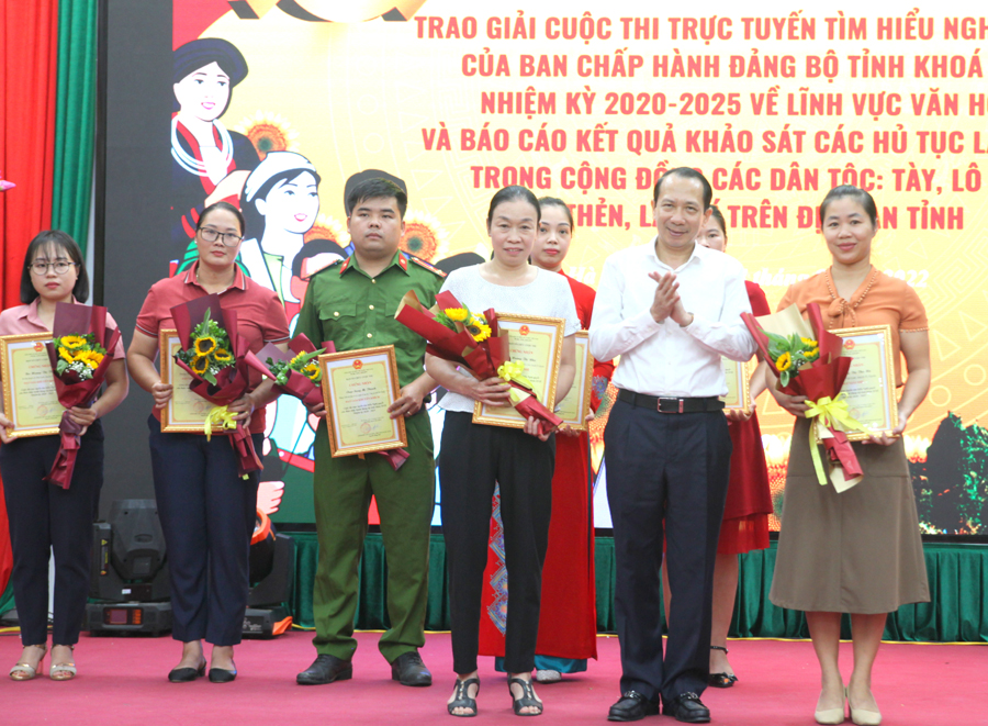 Phó Chủ tịch UBND tỉnh Trần Đức Qúy trao giải cho các cá nhân. 
