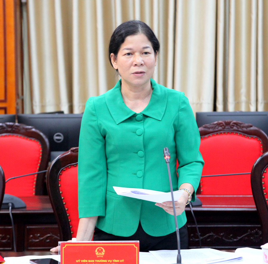 Phó Chủ tịch Thường trực HĐND tỉnh Chúng Thị Chiên tham gia ý kiến tại cuộc họp.
