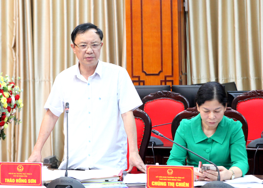 Chủ tịch HĐND tỉnh Thào Hồng Sơn phát biểu tại cuộc họp.
