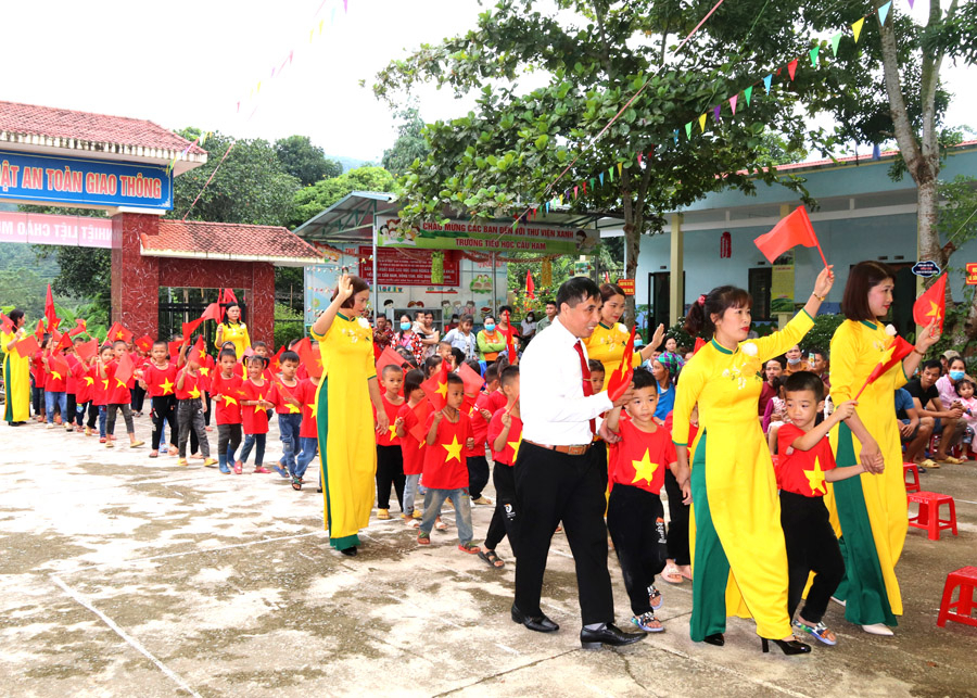 Các thầy, cô Trường Tiểu học Cầu Ham, xã Đồng Tâm (Bắc Quang) đón 72 học sinh lớp 1 vào năm học mới.                   		Ảnh: Thu Phương