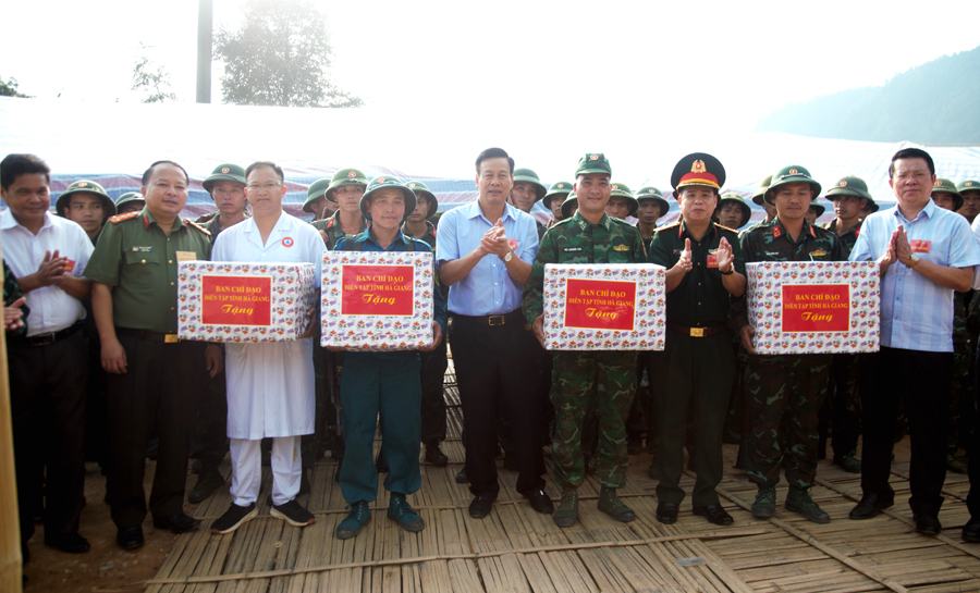 Chủ tịch UBND tỉnh Nguyễn Văn Sơn tặng quà cho các lực lượng tham gia diễn tập

