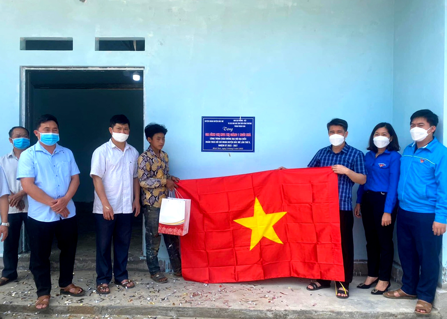 Huyện đoàn Bắc Mê trao tặng nhà cho hộ gia đình Mua Thị Giàng, xã Minh Sơn.