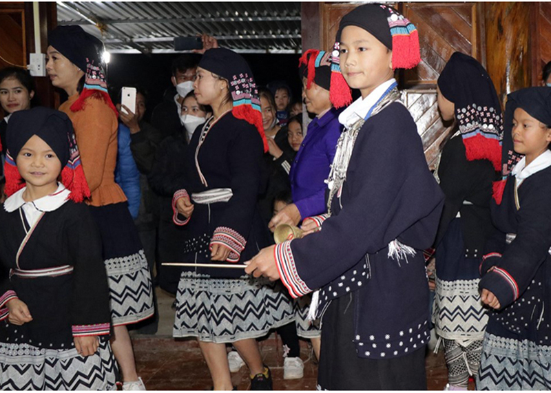Trong lễ cấp sắc của đồng bào Dao, người được cấp sắc và cộng đồng bản làng cùng tham gia điệu múa chuông