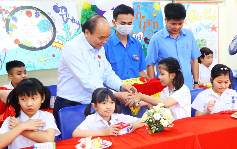 Chủ tịch nước Nguyễn Xuân Phúc tặng quà cho trẻ em.