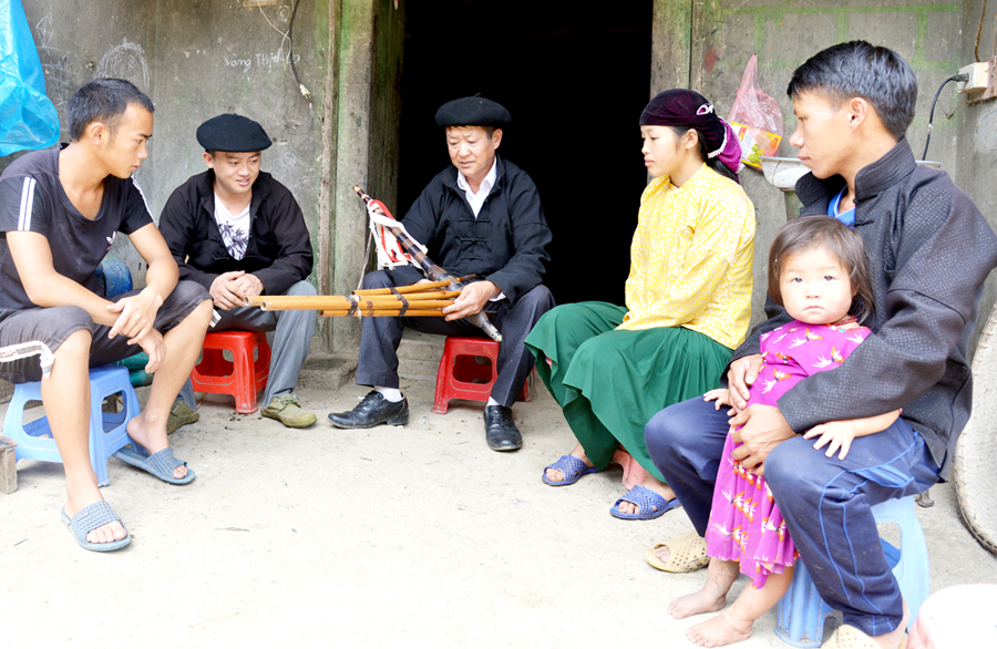 Nghệ nhân Vàng Chá Thào truyền nghề thổi khèn Mông cho thế hệ trẻ. 														   Ảnh: văn nghị
