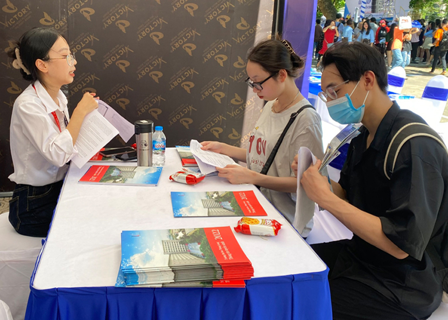 Thí sinh tìm hiểu thông tin xét tuyển đại học năm 2022 tại Hà Nội. 

