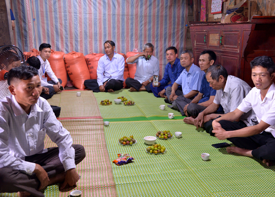 Bí thư Chi bộ các thôn của xã Tả Nhìu, huyện Xín Mần trao đổi kinh nghiệm xóa bỏ hủ tục.