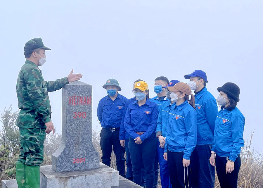 Đoàn viên, thanh niên huyện Đồng Văn nghe giới thiệu về cột mốc chủ quyền biên giới.