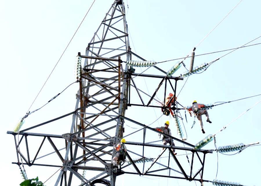 Thi công đấu nối trên hệ thống lưới điện 110kV để giải tỏa công suất cho các nhà máy thủy điện

