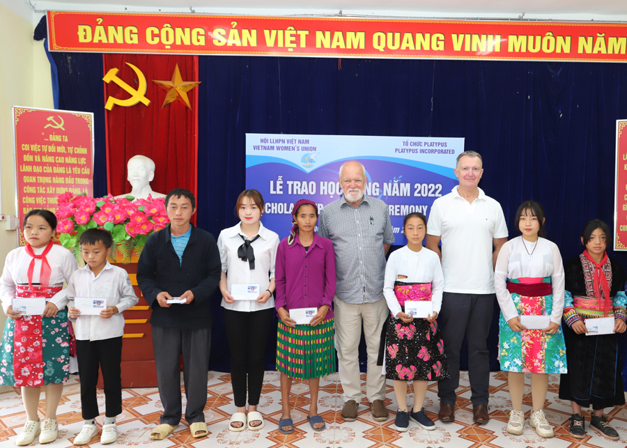 Tổ chức Platypus trao học bổng cho học sinh huyện Mèo Vạc.
