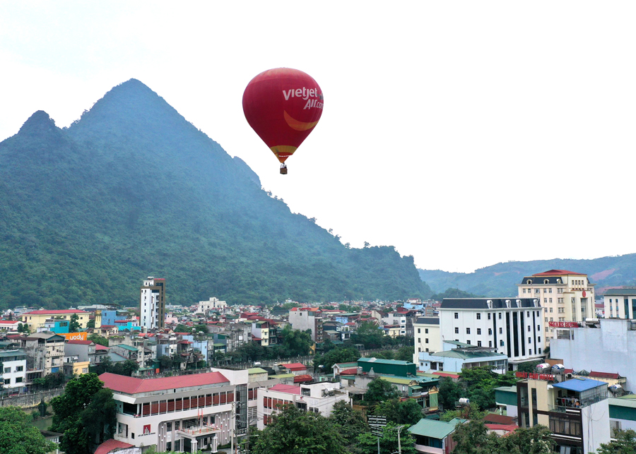 Bay khinh khí cầu trên bầu trời thành phố Hà Giang. ảnh: ĐT