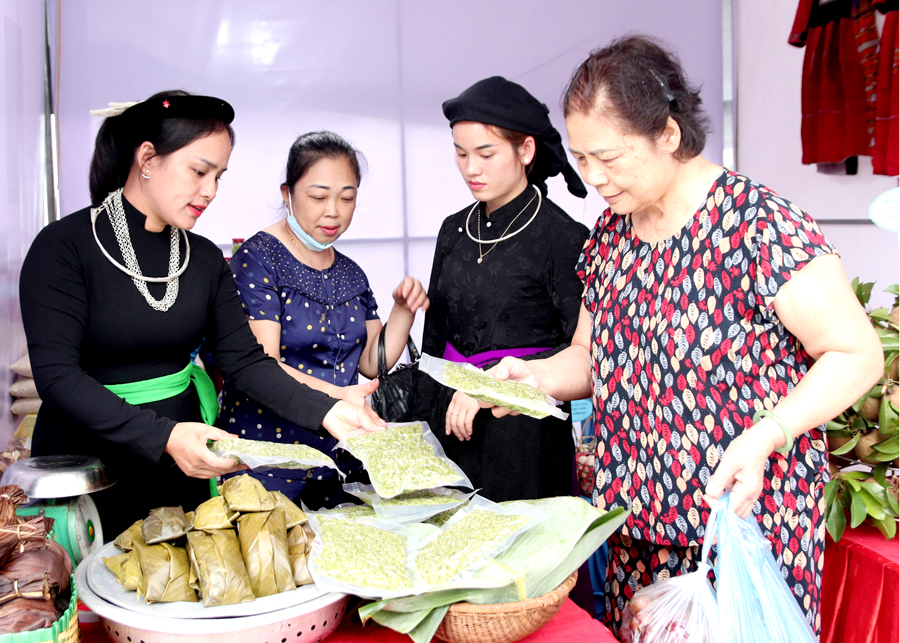 Phụ nữ dân tộc Tày, xã Việt Vinh gìn giữ, phát huy nghề làm cốm truyền thống.

