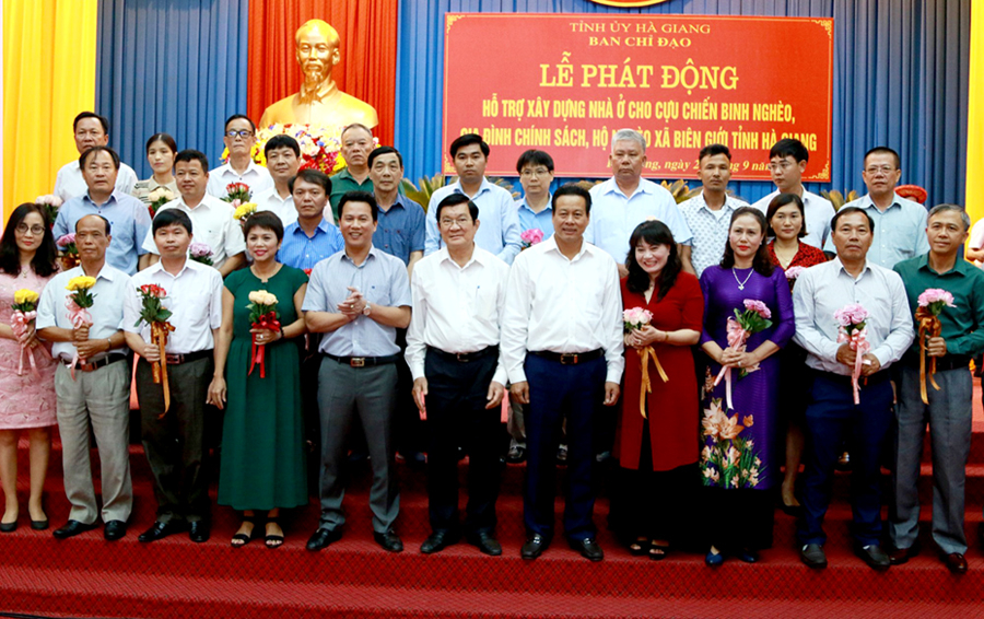 Nguyên Chủ tịch nước Trương Tấn Sang và các đồng chí lãnh đạo tỉnh tặng hoa, biểu dương đóng góp của cộng đồng doanh nghiệp trong hỗ trợ xây nhà ở cho cựu chiến binh nghèo, gia đình chính sách, hộ nghèo xã biên giới.
