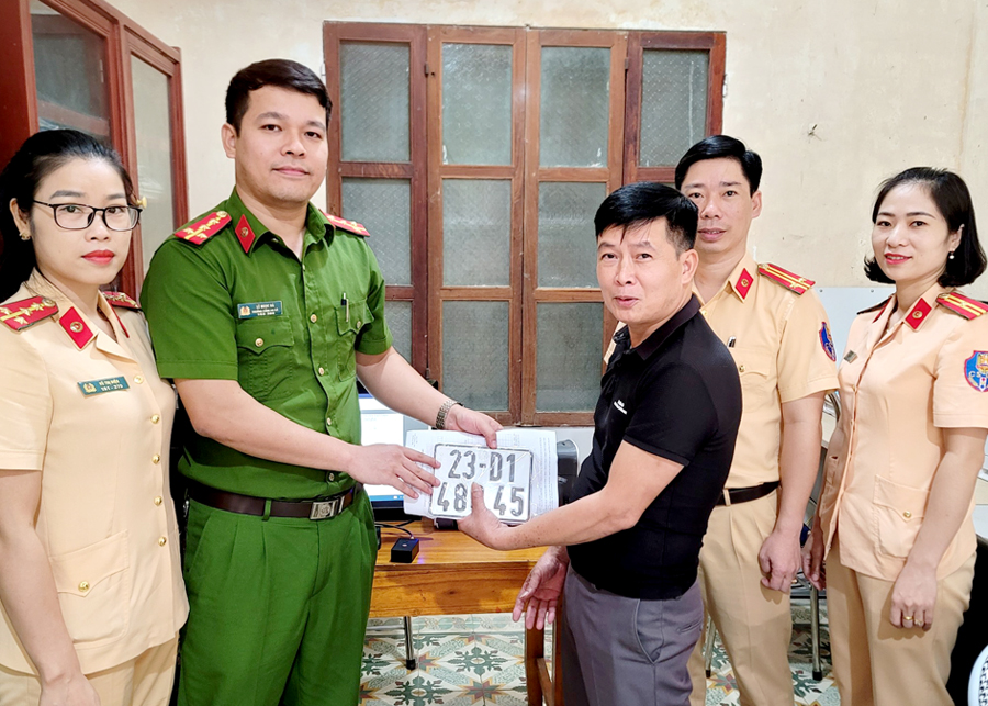 Người dân xã Việt Vinh (Bắc Quang) làm thủ tục đăng ký xe mô tô.
