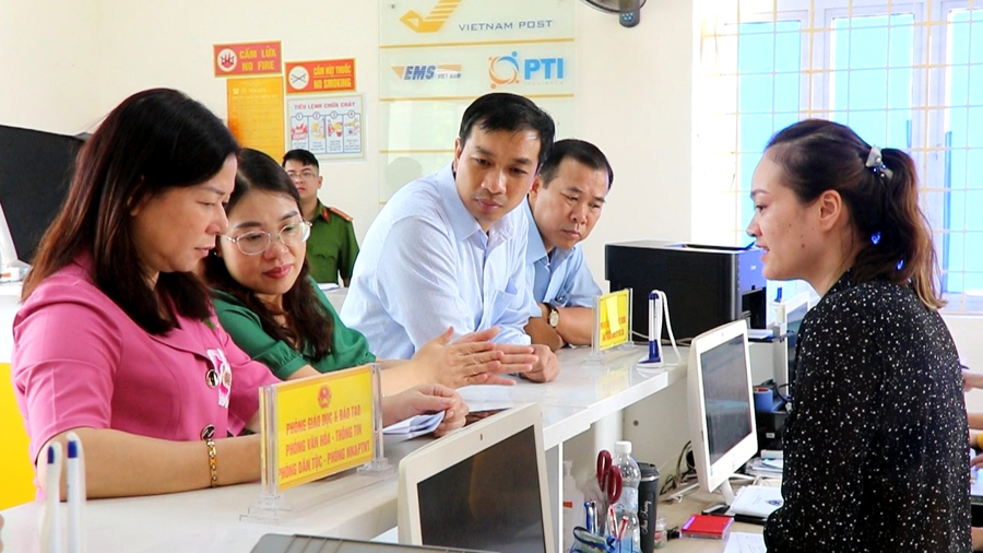 Phó Chủ tịch Thường trực HĐND tỉnh Chúng Thị Chiên kiểm tra tại Trung tâm Hành chính công huyện Quang Bình.
