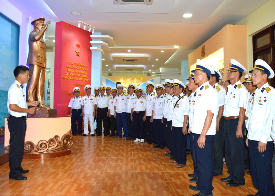 Hội Cựu chiến binh “Đoàn tàu không số” tham quan Nhà Truyền thống Lữ đoàn 125. 
