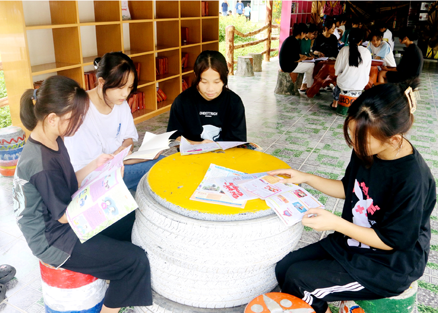 Các em học sinh đọc sách tại thư viện nhà trường.
