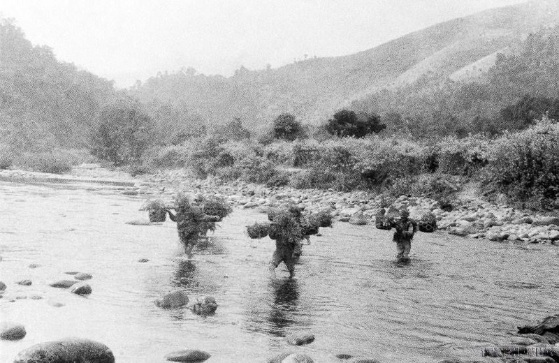 Ngày 15/10/1952, mở đầu chiến dịch, sau khi tiêu diệt các vị trí Sài Lương và Ca Vịnh, quân ta đã tấn công và tiêu diệt hoàn toàn vị trí Nha Phù. Ảnh: Quân ta vượt Ngòi Thia vào bao vây vị trí Gia Phù. (