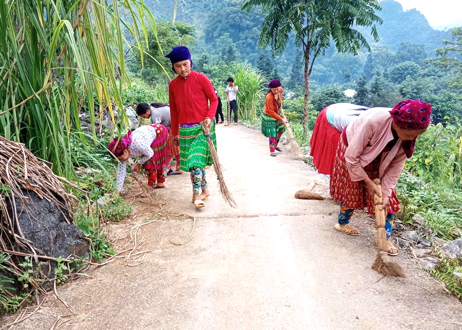 Phụ nữ xã Sủng Trái (Đồng Văn) dọn vệ sinh tuyến đường liên thôn.