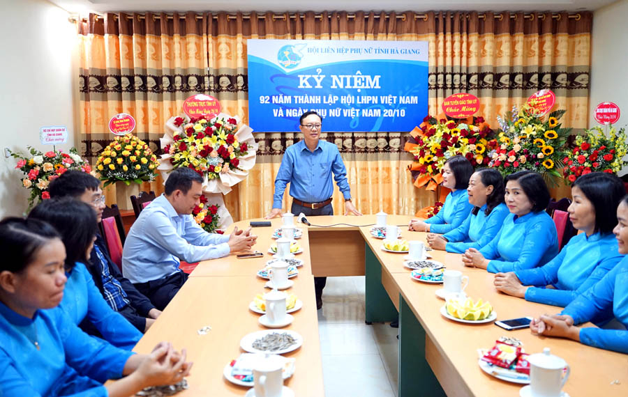 Đồng chí Thào Hồng Sơn chúc mừng tập thể cán bộ Hội LHPN tỉnh.
