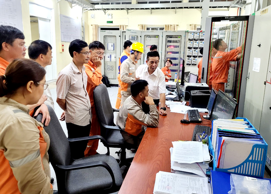 Lãnh đạo Công ty Điện lực Hà Giang kiểm tra thông số trước khi đóng điện Trạm biến áp 110kV Khu công nghiệp Bình Vàng (Vị Xuyên).