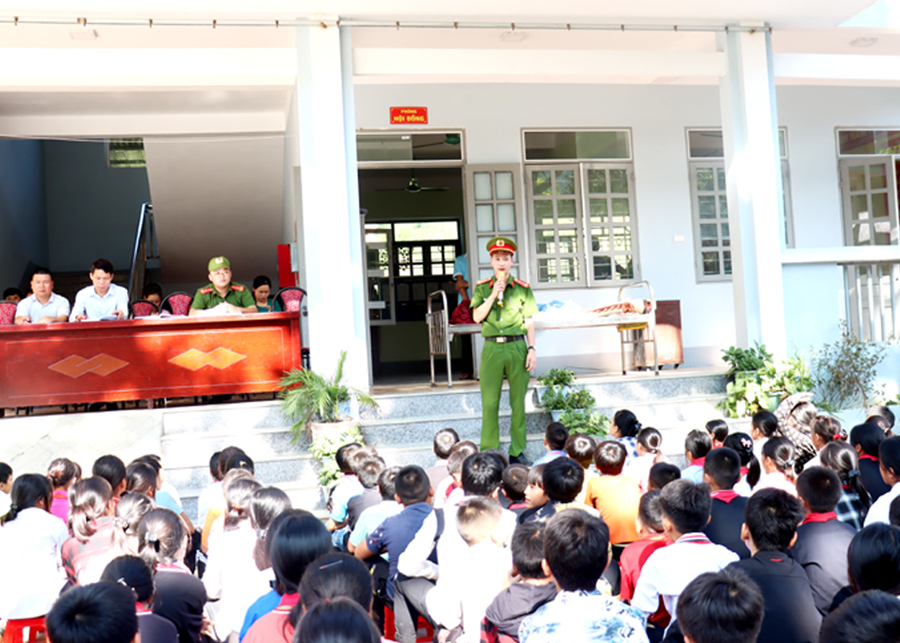 Lực lượng Công an tuyên truyền pháp luật cho học sinh xã Niêm Sơn.
