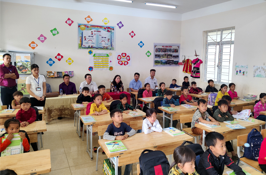 Trưởng ban Dân vận Tỉnh ủy Trần Mạnh Lợi dự giờ môn tiếng Anh tại Trường Phổ thông Dân tộc bán trú Tiểu học Khâu Vai.
